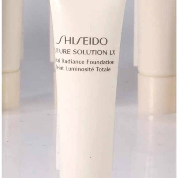 Shiseido Future Solution LX Total Radiance Foundation samples x10 - Picture 2 of 6